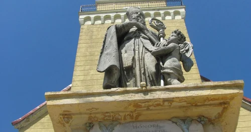 Biserica Catolică din Cenad şi statuia lui Gerhard Foto