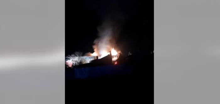 Incendiul izbucnit duminică noapte în Ploieşti a distrus două case şi a omorât un om FOTO captură video