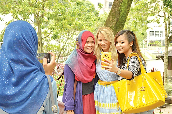 Laura Cosoi a fost oprită pe străzile din Kuala Lumpur și fotografiată mai ceva ca la revistăFoto Arhivă Personală