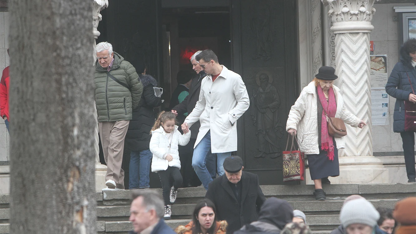Tăticul e foarte grijuliu și atent la ce spune fetița. Foto: blitz