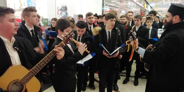 Colinde ad-hoc în Mall-ul nou din Râmnicu Vâlcea - corul seminarial Foto Arhiva personală Dumitru Scurtu