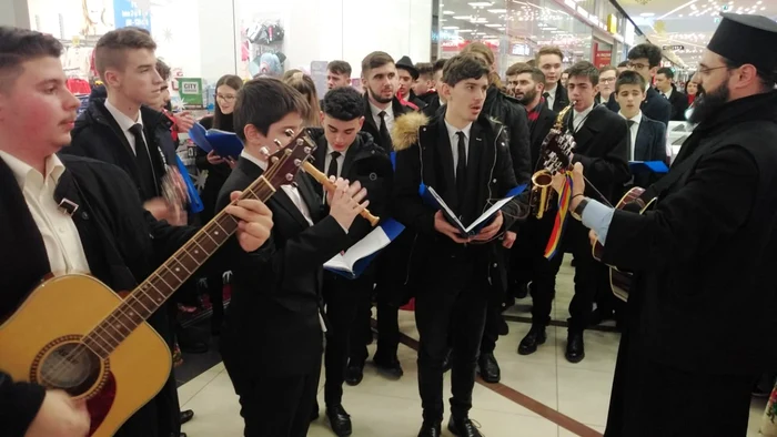 Colinde ad-hoc în Mall-ul nou din Râmnicu Vâlcea - corul seminarial Foto Arhiva personală Dumitru Scurtu