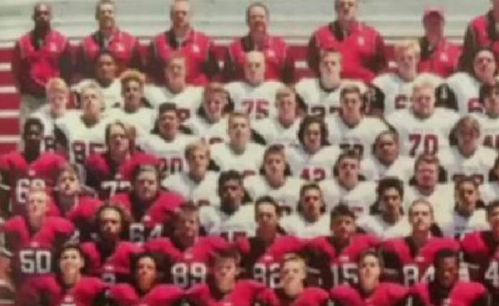 
    Gestul unui elev din timpul pozei de grup la liceu l-a adus în vizorul polițieiFoto Metro.co.uk  