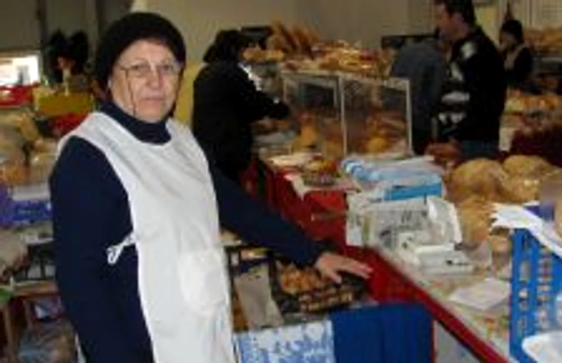 Când plouă, picurii de la condens ajung pe marfa comercianţilor