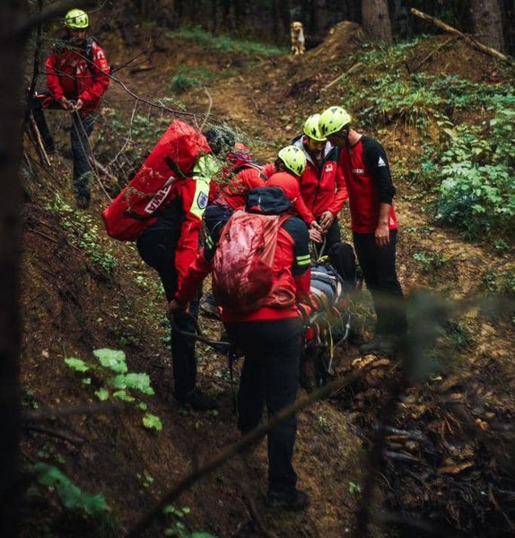 Opt turişti rătăciți au fost salvaţi, în Masivul Bucegi, după aproape zece ore de căutări VIDEO