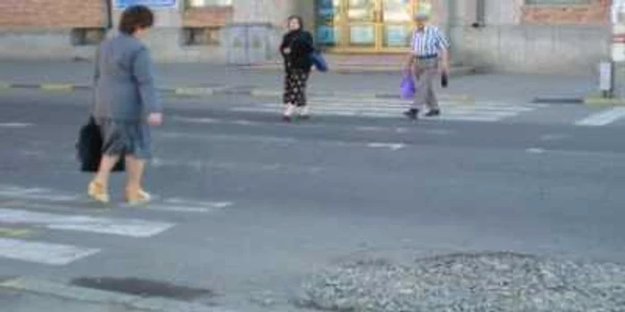 Suceava: Lovită de o maşină pe trecerea de pietoni