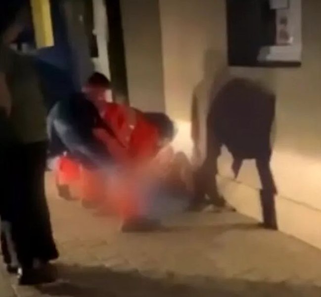 Protest în faţa Primăriei Urziceni. Se cere demisia primarului orașului unde o femeie a născut pe trotuar