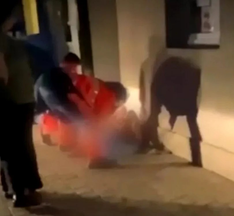 O tânără a născut pe trotuar la Urziceni, în fața spitalului FOTO Captură video