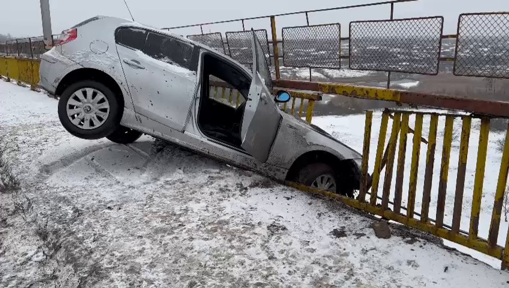 O mașină a rămas suspendată la mare înălțime pe un viaduct din Galați, după ce a rupt gardul de protecție 
