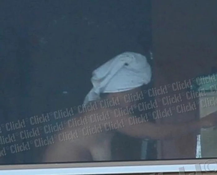 Bărbatul se află în spatele femeii, protejat de umbra puternică