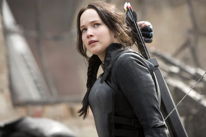 Jennifer Lawrence, în rolul eroinei Katniss Everdeen FOTO Impuls Pictures