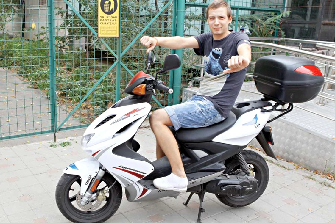 Ionuţ, 24 de ani, se plânge că va munci o lună întreagă ca să-şi plătească şcoala de şoferi