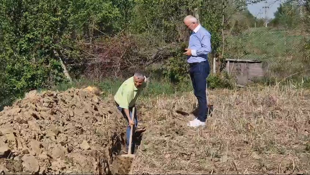 Săteanul care a scos din pământ conducta de canalizare a unei localități cu peste 5.000 de locuitori VIDEO