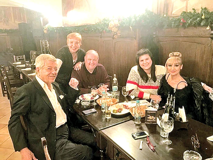 Sărbătorile şi prietenii i-au adus  împreună la aceeaşi masă