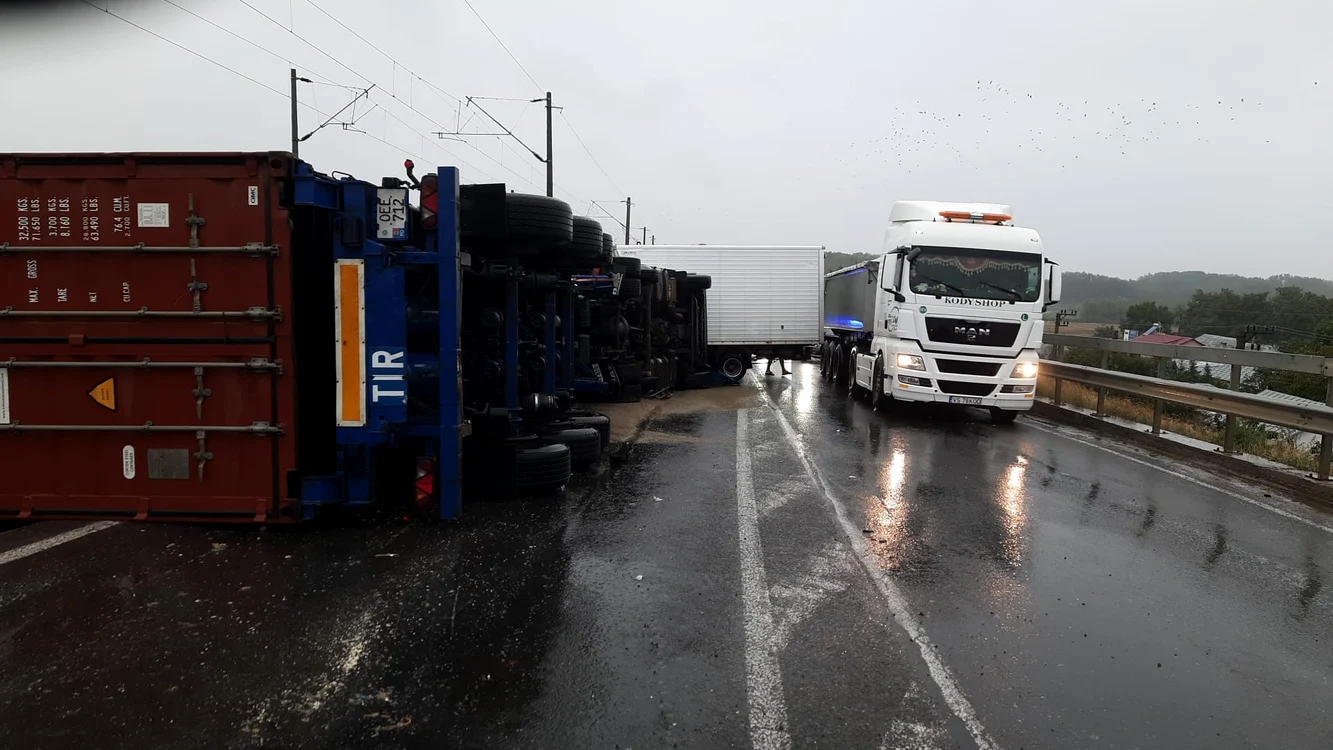 Un tir cu șampanie s-a răsturnat în județul Galați FOTO: Drumuri regionale Gl BR