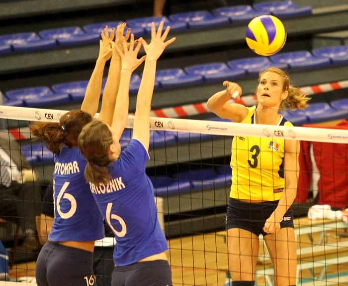 
    Cu Slovenia Florentina Nedelcu (în galben) a adus puncte importane României * Foto: CEV  