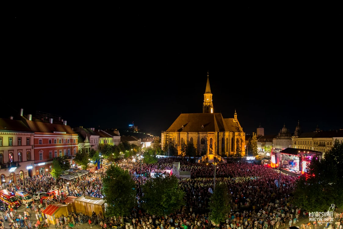 Piața Unirii din centrul Clujului a fost arhiplină sâmbătă seara. FOTO ZCM
