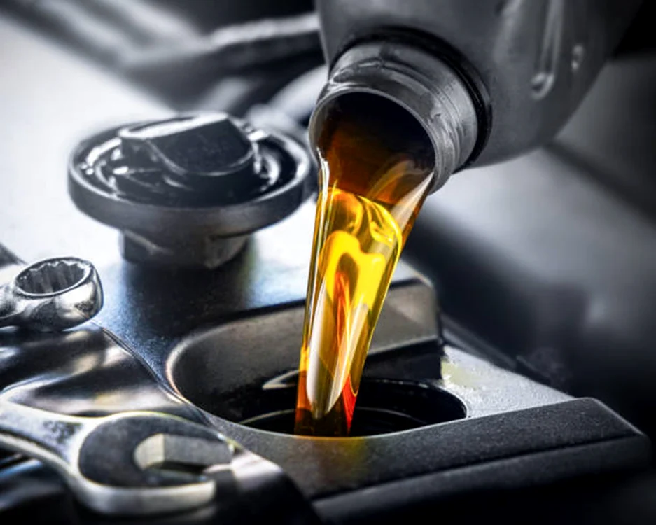 A încercat să pună zahăr în uleiul pentru motor / foto: IStock