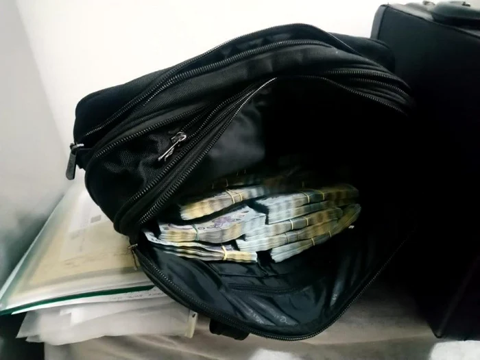 Banii primiți mită erau ascunși în genți și serviete