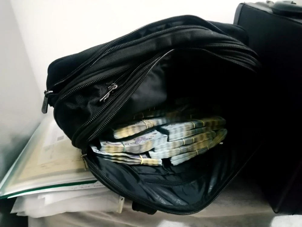 Banii primiți mită erau ascunși în genți și serviete