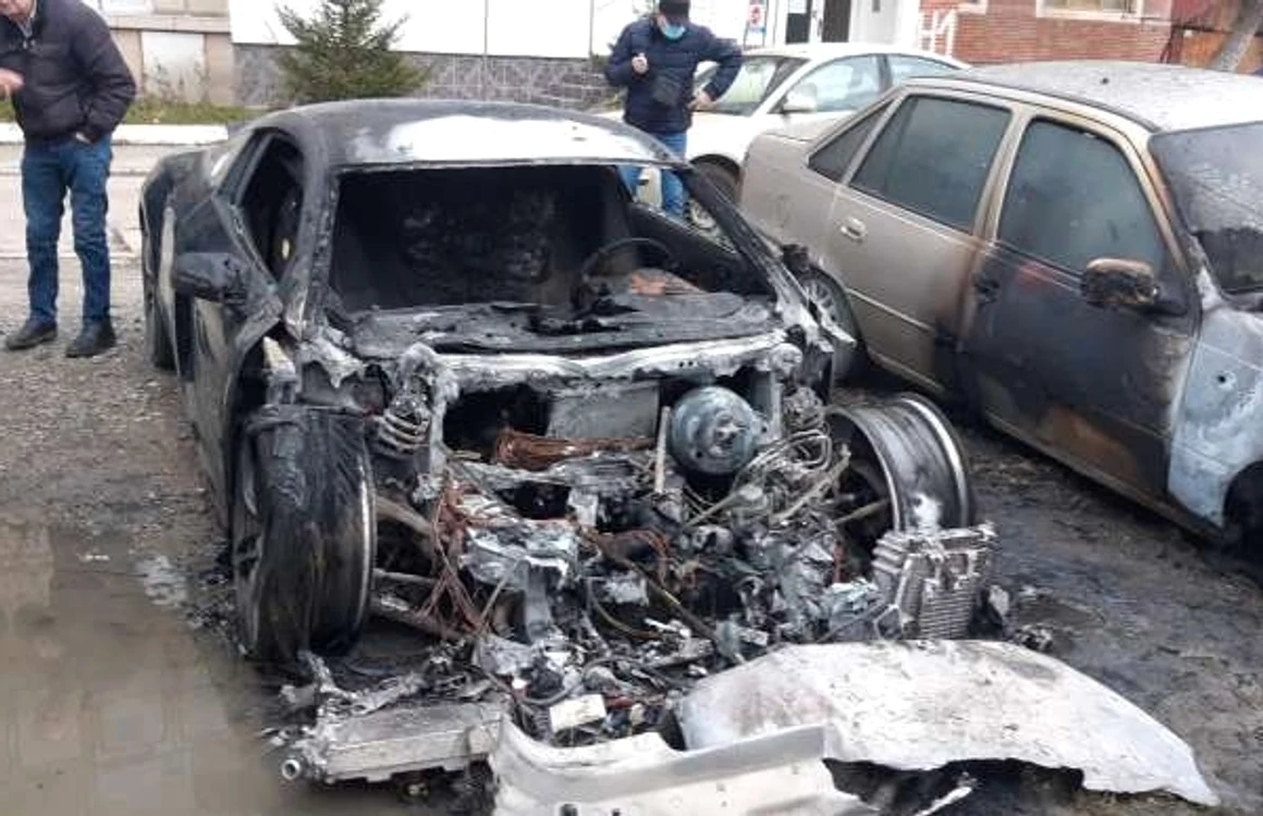 Incendiul a mistuit autoturismul marca Audi R8 SURSA FOTO: Sighet 247