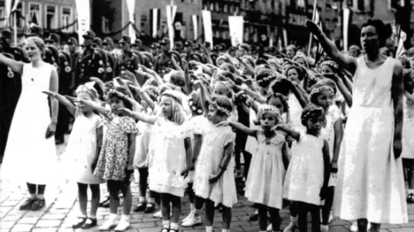 Experimentul Lebensborn secretul obsesiei lui Hitler pentru „rasa pură“ „Fabrica“ de copii blonzi cu ochi albaştri a atins şi România jpeg