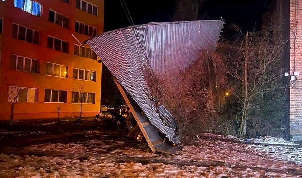 Vântul a smus acoperișul unui bloc Foto: Facebook primăria Petrila