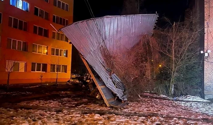 Vântul a smus acoperișul unui bloc Foto: Facebook primăria Petrila