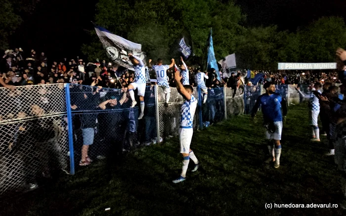 Fanii echipei Corvinul Hunedoara. Foto: Daniel Guță. ADEVĂRUL