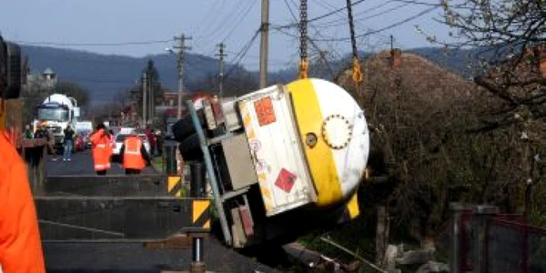 Argeş: O cisternă încărcată cu 12 tone de motorină s-a răsturnat în Stâlpeni