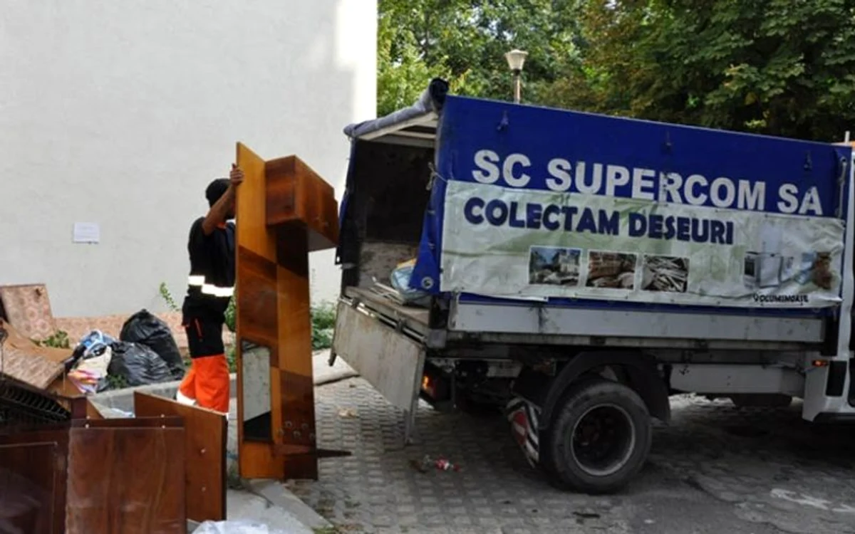 
    Deșeurile voluminoase, gen mobilier, aparatura veche, sunt ridicate pe 30 mai de angajații Supercom, în sectorul 2  