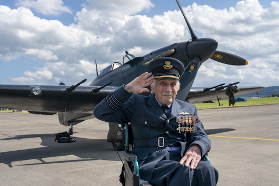 A murit ultimul pilot supraviețuitor al Bătăliei Angliei. John „Paddy” Hemingway avea 105 ani, iar în timpul războiului a fost doborât de 4 ori