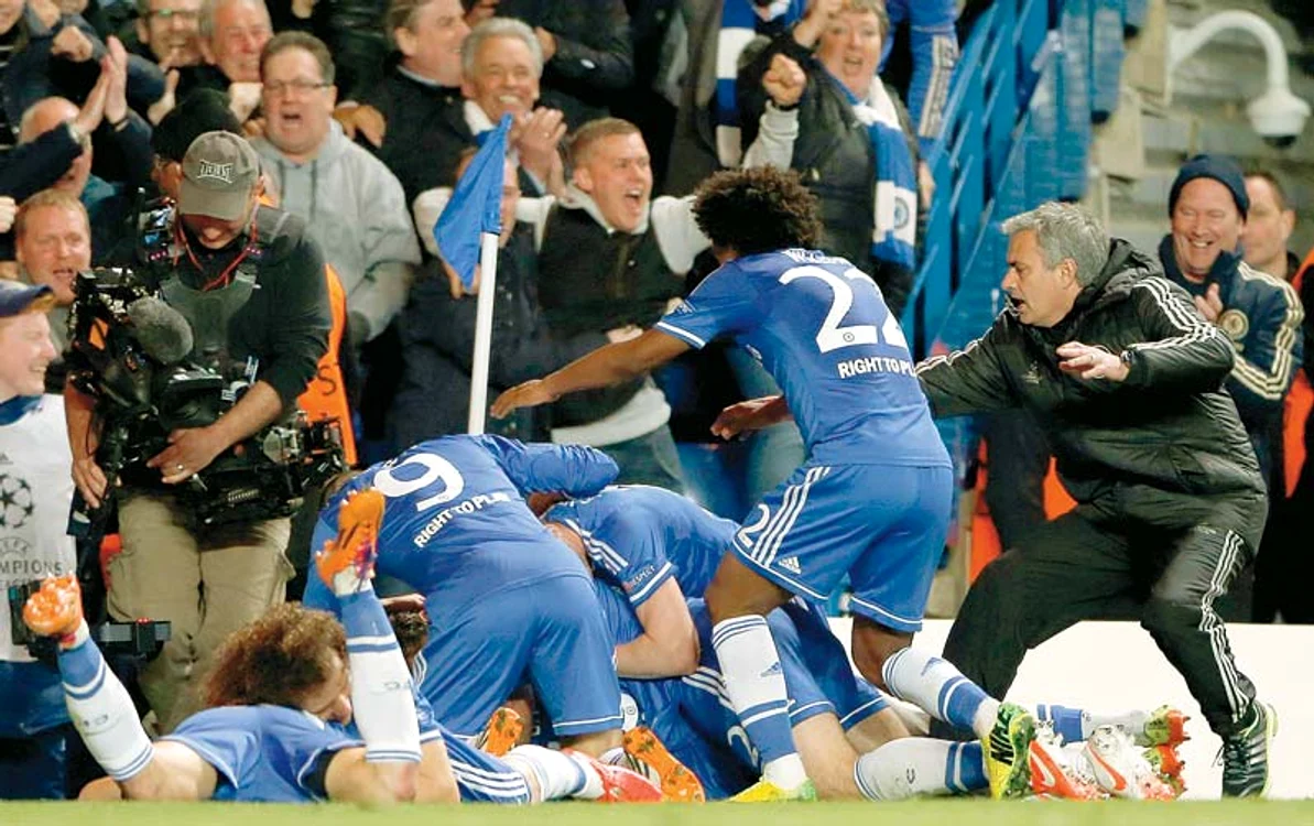 
    Mourinho a fugit jumătate de  teren pentru a sărbători alături  de jucători golul calificării (Fotografii: reuters)  