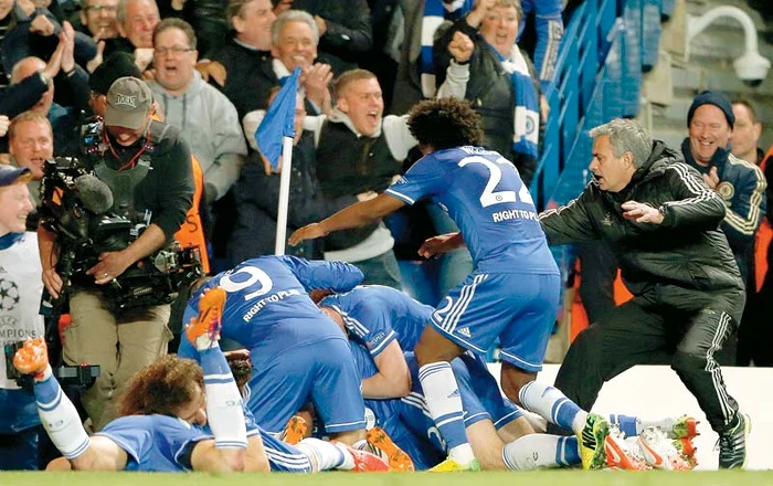 
    Mourinho a fugit jumătate de  teren pentru a sărbători alături  de jucători golul calificării (Fotografii: reuters)  