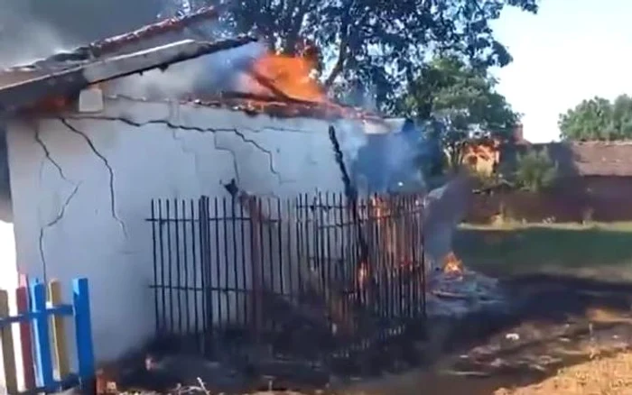 Flăcările au cuprins toaleta școlii FOTO: captură video TVR1