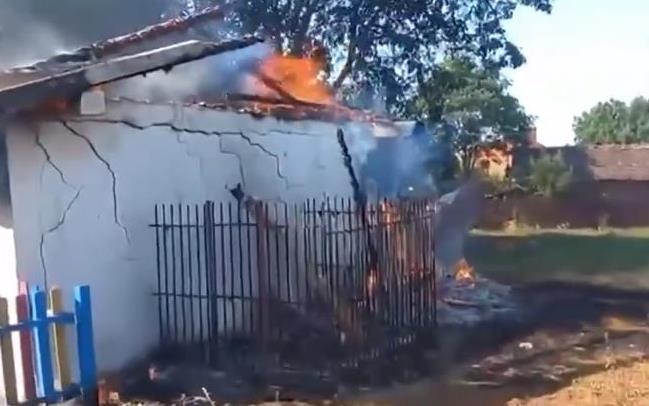 Un elev din Mehedinți care a fost lăsat repetent a dat foc școlii în care învață VIDEO Un elev din Mehedinți care a fost lăsat repetent a dat foc școlii în care învață VIDEO