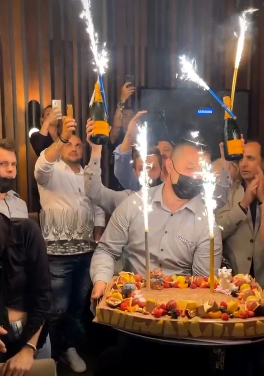 
    Oana Zăvoranu a avut un tort cu decor de fructefoto: arhiva personală  