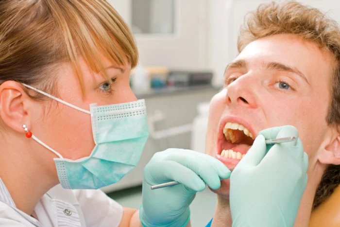 
    La început sângerarea apare în timpul periajului, apoi, nerezolvată, problema se extinde.www.clicksanatate.ro  