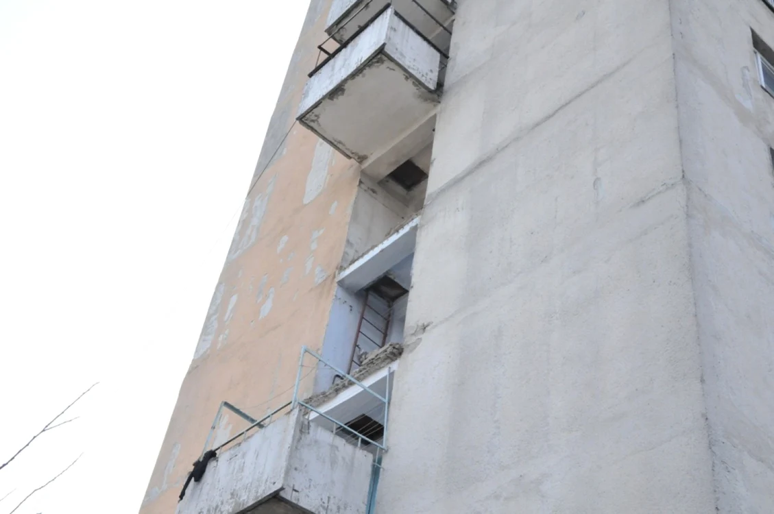 Rămăşiţele balconului prăbuşit au fost tăiate FOTO: Tudor Iovu