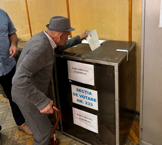 Veteranul de 109 ani putea cere urna mobilă dar n-a făcut-o. FOTO: Făclia