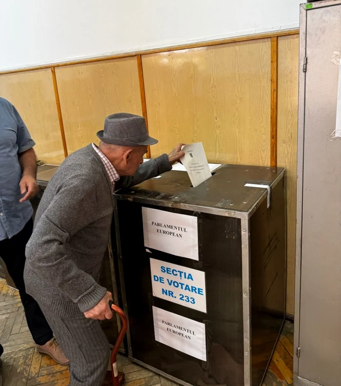 Bătrân de 109 ani la urna de vot Foto Făclia
