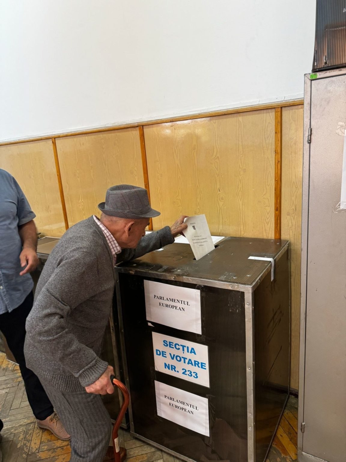 Veteran de 109 ani, la vot. Explicația emoționantă a gestului celui mai în vârstă alegător VIDEO Veteran de 109 ani, la vot. Explicația emoționantă a gestului celui mai în vârstă alegător VIDEO