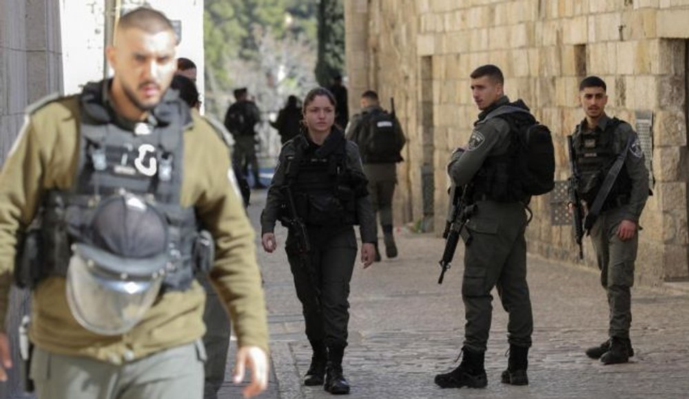 V Tel Avivu avtomobil zapeljal v avtobusno postajo, osem poškodovanih