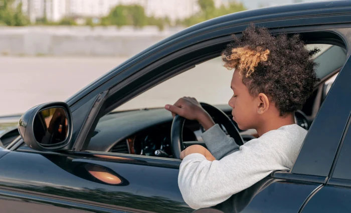 Un copil de 11 ani a plecat la drum cu mașina părinților, în Dâmbovița / foto: Pexels