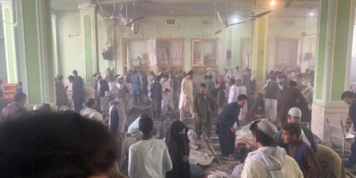 Cel puţin 32 de morţi şi zeci de răniţi în explozii la Moscheea şiită Fatemieh în Kandahar Foto Twitter)