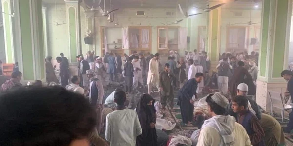 Cel puţin 32 de morţi şi zeci de răniţi în explozii la Moscheea şiită Fatemieh în Kandahar Foto Twitter)