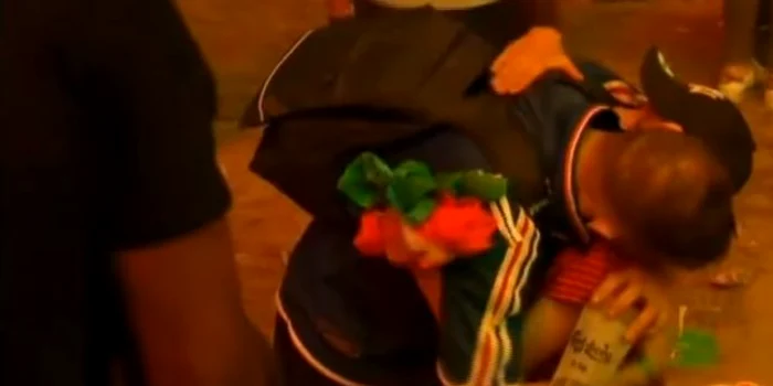 Fanul francez a fost îmbrăţişat de un copil portughezfoto: captură video