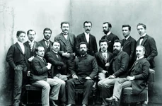 Grupul studenților socialiști români de la Paris (1887). În rândul din spate, al patrulea de la stânga la dreapta, Emil Racoviță 