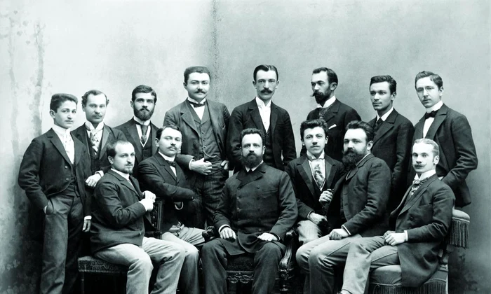 Grupul studenților socialiști români de la Paris (1887). În rândul din spate, al patrulea de la stânga la dreapta, Emil Racoviță 