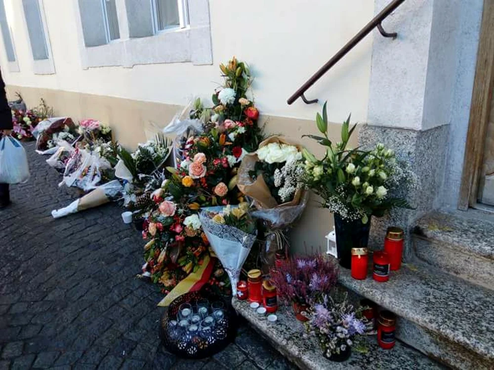 Flori in fata casei Regelui Mihai din Elvetia FOTO Camelia Csiki